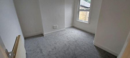 3 bedroom flat to rent - Photo 3