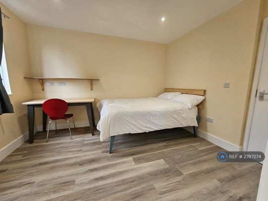 1 bedroom in a house share to rent - Photo 1