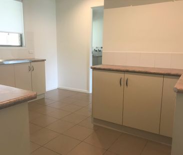 Comfortable 3 Bedroom Family Home - Photo 6