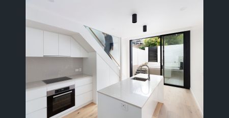 Fully renovated period terrace - Photo 5