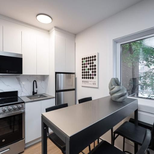 Appartement Meublé Moderne à Louer – Centre-Ville de Montréal - Photo 1