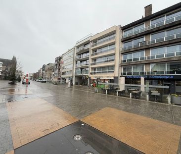 Gerenoveerd appartement met veel lichtinval, gelegen op de Markt - Photo 1