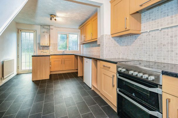 3 bedroom mid-terrace to rent Ashdown Drive, Tilgate - Photo 1