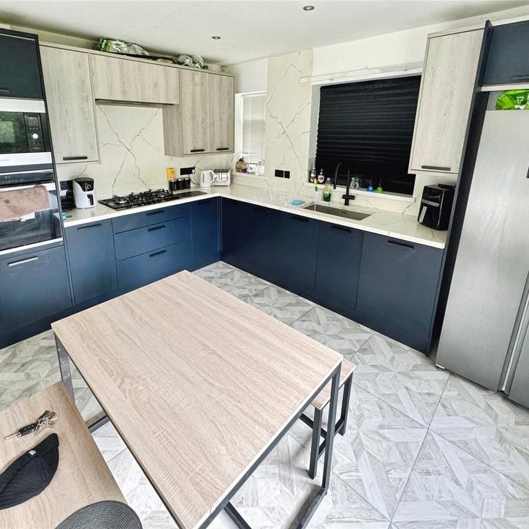 1 bedroom in a house share to rent - Photo 1