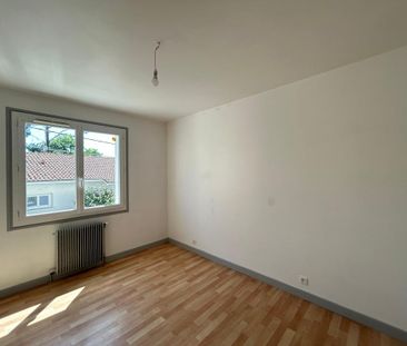 Location Appartement 3 pièces 67m² AIRE SUR L ADOUR 40800 - Photo 2
