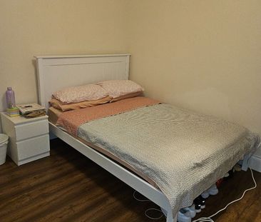 Room in a Shared House, Amberley Grove, CR0 - Photo 3