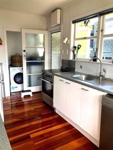 Sunny, fully fenced home - Photo 5