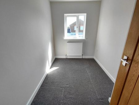 4 bedroom semi-detached house to rent - Photo 2