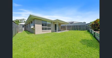 Spacious Modern Family Home in the Heart of Yarrabilba - Photo 3