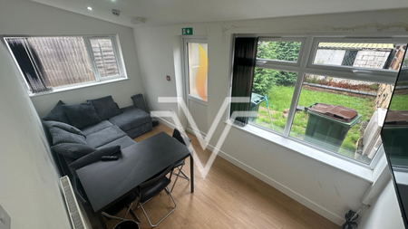 4 bedroom terraced house to rent - Photo 5