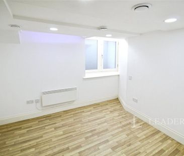3 bedroom flat to rent - Photo 6
