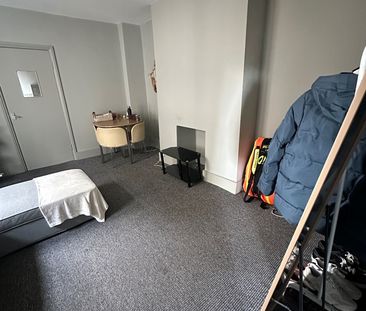 1 Bed Flat, Gilbey Road, SW17 - Photo 1