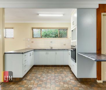 AIR CONDITIONED TWO BEDROOM TOWNHOUSE WITH COURTYARD - Photo 6