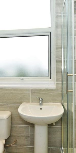 London Road, Isleworth - Photo 1