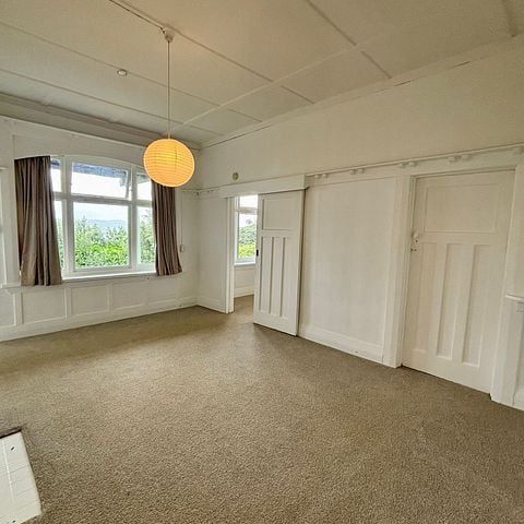 Sea views, flat lawn, close to shops & beach - Photo 1
