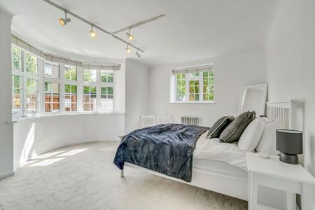 3 bedroom flat to rent - Photo 4