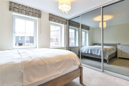 A stylish and well proportioned home in the popular Ryewood development. - Photo 2