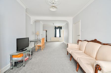 3 Bed Terraced House, Windsor Road, IG1 - Photo 3