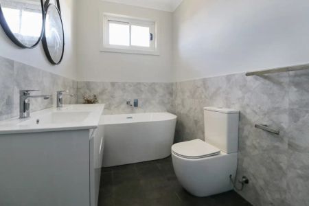 “MODERN FAMILY HOME!” - Photo 2