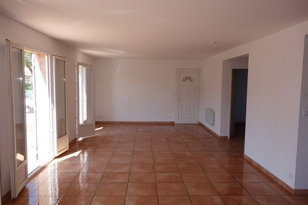Location - Villa T6 de 136 m² avec jardin clos, terrasse et garage - Photo 1