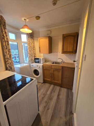 Studio Flat, Berkshire Gardens, N13 - Photo 4
