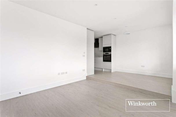 Arcadia Avenue, London, N3 - Photo 1