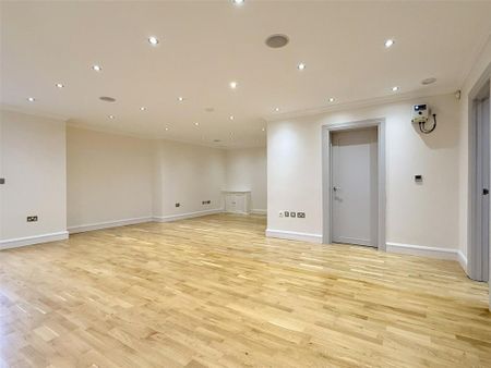 6 bedroom detached house to rent - Photo 2