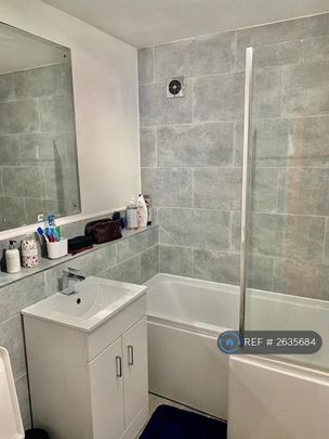 1 bedroom in a flat share to rent - Photo 1