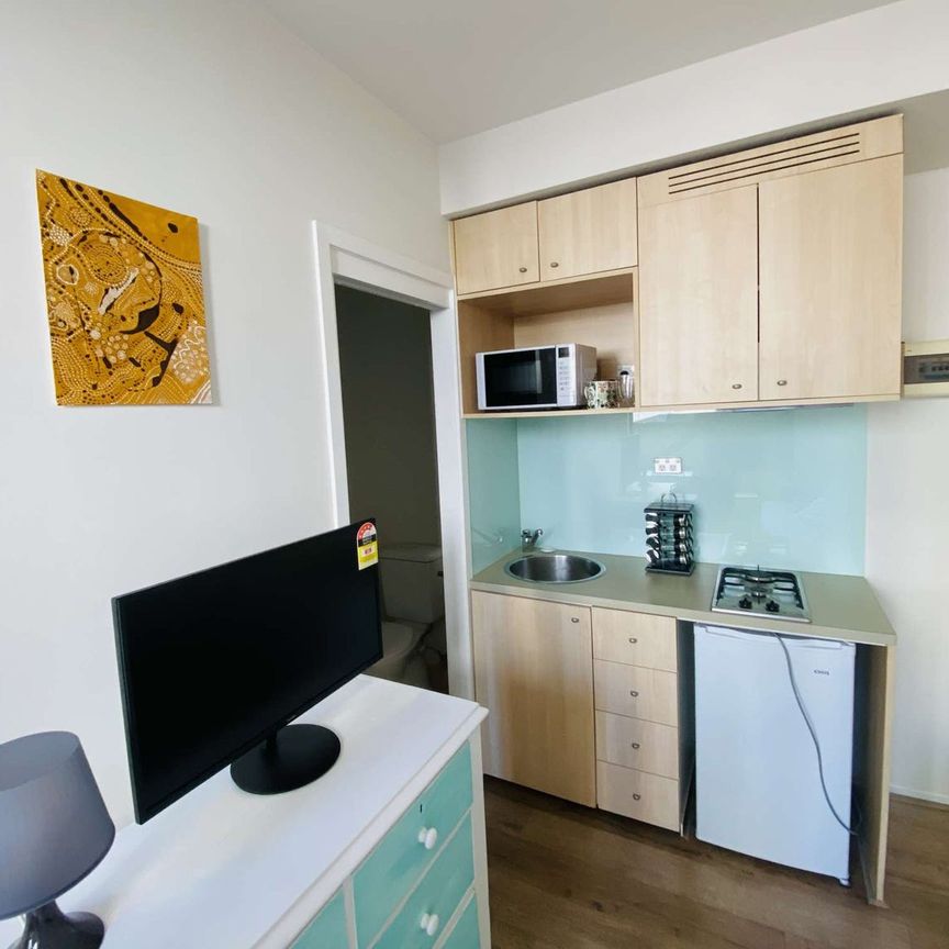 Delicate & Bright Fully Furnished Studio Apartment - Photo 1