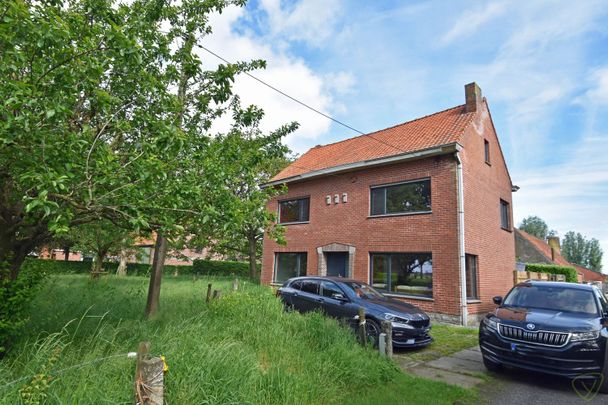 Landelijk gelegen en verrassend ruime woning gelegen te Eeklo! - Photo 1