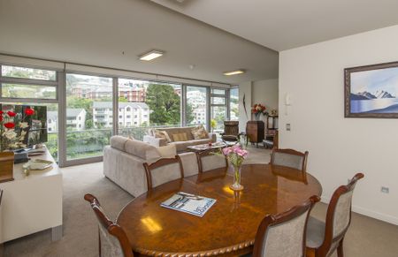 Welcome home to apartment 5B Montreaux Apartments - Photo 2