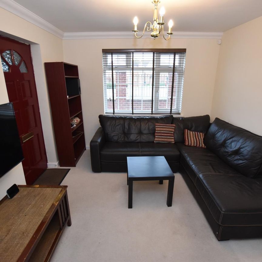 Lyndale Road, Coventry - Large Ground Floor 3 Bedroom Flat - Photo 1
