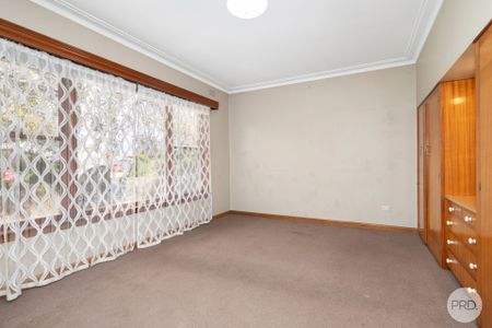 SPACIOUS THREE BEDROOM HOME WITH SHED - IDEAL LOCATION - Photo 5
