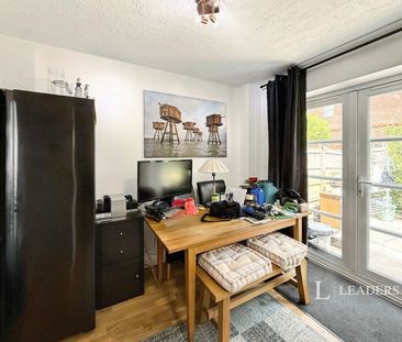 3 bedroom house to rent Wren Close, Burgess Hill, RH15 - Photo 2