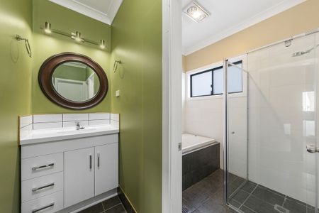 Private residence with large barn shed - Photo 5