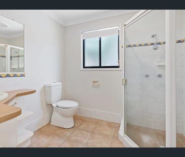 Tranquil Coastal Retreat: Charming 4-Bedroom House in Castaways Beach - Photo 4