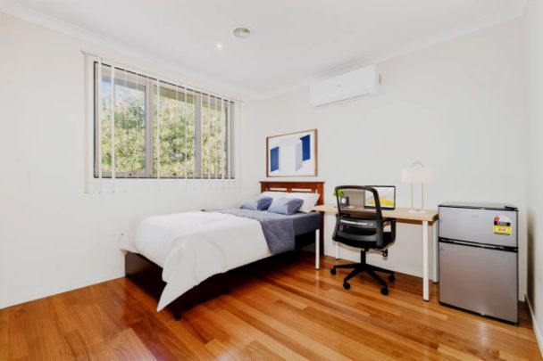 10 Binalong Avenue, Melbourne - Photo 1