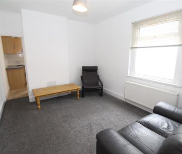 3 bedroom flat to rent - Photo 4