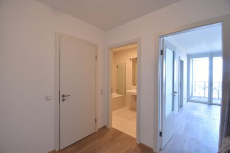 Komfortable 2 - Zimmer Wohnung mit Fernblick | Loggia | ab sofort - Photo 2