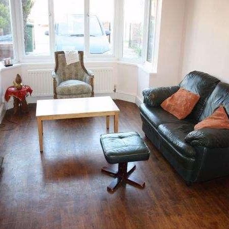 Shaldon Road, Edgware, HA8 - Photo 1
