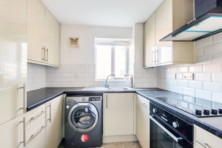 Flat to rent - Harlinger Street, London, SE18 - Photo 5
