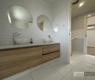 Stylishly refurbished living home - Photo 4