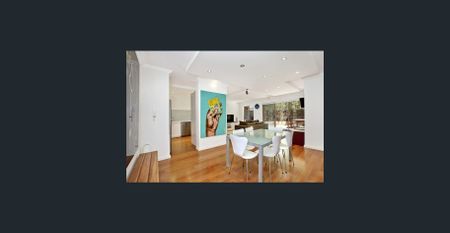 Spacious 2 bedroom moments to Westfield - Photo 2