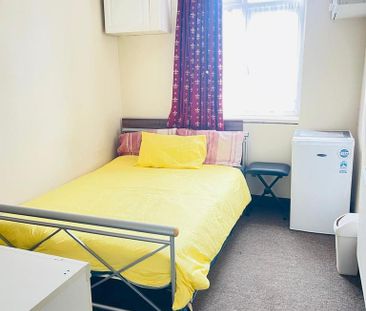 1 bedroom in a house share to rent - Photo 4