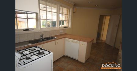 Light and bright family home - Photo 2