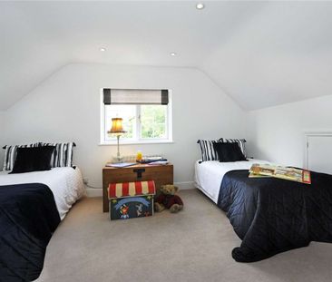 A stunning family home set in beautifully landscaped mature grounds - Photo 6