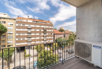 Apartamento T1 com varanda - Novo - Casa da Musica - Rotunda Boavista