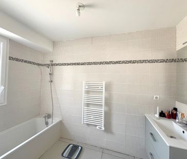 Location Appartement 4 pièces 79m² MARSEILLE 11ème - Photo 6