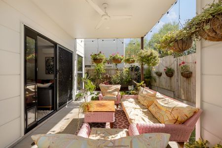 Executive townhouse backing onto farmland! - Photo 2