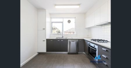 LIGHT- FILLED APARTMENT IN PRIME CAMBERWELL LOCATION - Photo 3
